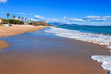 Terracina, Lazio, İtalya ile panoramik deniz manzarası. Güzel kum plaj ve berrak mavi su ile Doğal tatil beldesi köy. Riviera de Ulisse bölgesindeki ünlü turistik yer