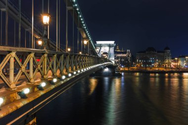 Budapeşte'nin gece manzarası. Tuna ve köprüler ile ünlü turistik panorama şehir manzarası. Macaristan, Avrupa'da seyahat ışıklı manzara.