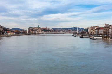 Tuna ve köprüler ile ünlü turistik Budapeşte Panorama şehir manzarası. Macaristan, Avrupa'da seyahat manzarası.