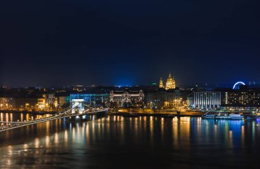 Budapeşte gece manzarası. Panorama cityscape tuna, Parlamento ve köprüleri ile ünlü turistik varış. Işıklı seyahat manzara Macaristan, Europe.