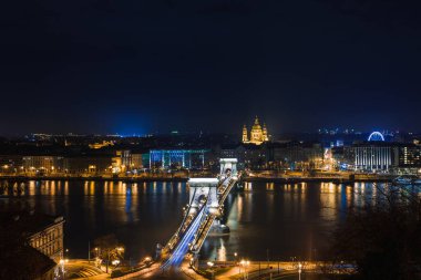 Budapeşte'nin gece manzarası. Tuna ve köprüler ile ünlü turistik panorama şehir manzarası. Macaristan, Avrupa'da seyahat ışıklı manzara.