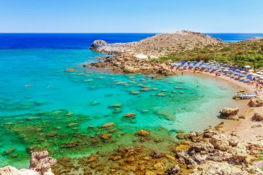 Rodos adasında Anthony Quinn körfezi yakınlarındaki Deniz skyview manzara fotoğraf Ladiko koy, Oniki, Yunanistan. Güzel kum plaj ve berrak mavi su ile Panorama. Güney Avrupa'nın ünlü turistik beldesi