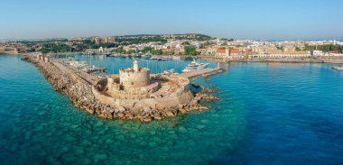 Havadan kuşlar göz Rodos şehir adası, Oniki, Yunanistan drone fotoğraf görünümü. Mandraki liman, lagün ve berrak mavi su ile Panorama. Güney Avrupa'nın ünlü turistik beldesi