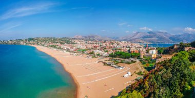 Gaeta, Lazio, İtalya ile panoramik deniz manzarası. Eski binalar, antik kiliseler, güzel kum plaj ve berrak mavi su ile doğal tarihi şehir. Riviera de Ulisse bölgesindeki ünlü turistik yer