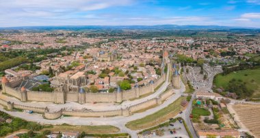Fransız antik kenti Carcassonne panoramik manzarası. Yüksek taş duvarları olan eski bir kale. Fransa, Güney Avrupa 'da ünlü turist yoksunluğu.
