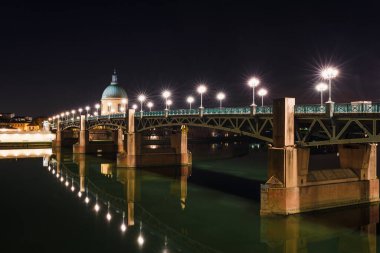 Fransız antik kenti Toulouse ve Garonne nehri panoramik gece manzarası. Toulouse, Fransa 'nın Kuzey Avrupa eyaletinde yer alan bir şehirdir. Ünlü turist yoksunluğu.