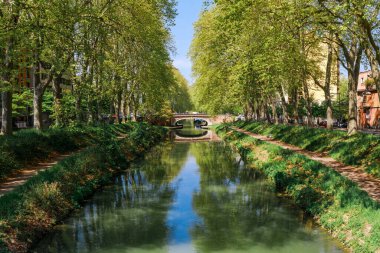 Fransız antik kenti Toulouse ve Garonne nehri panoramik manzarası. Toulouse, Fransa 'nın Kuzey Avrupa eyaletinde yer alan bir şehirdir. Ünlü şehir ve turist yoksunluğu.