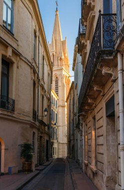 Fransa, Güney Avrupa 'daki Montpellier şehrinin şehir manzarası. Ünlü büyük şehir ve turist yoksunluğu.