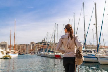 Fransız tarihi kenti Marsilya ve Akdeniz kıyısındaki turist kadın. Marsilya, Güney Avrupa 'nın en büyük limanıdır. Ünlü büyük şehir ve turist yoksunluğu.