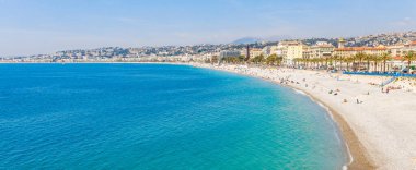 Nice, Cote d 'Azur, Fransa, Güney Avrupa' nın manzara manzarası. Fransız Rivierası 'nın güzel şehri ve lüks tatil köyü. Akdeniz 'de güzel plajları olan ünlü bir turizm merkezi.