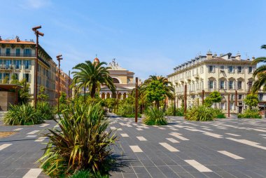 Nice 'in sokak manzarası, Cote d' Azur, Fransa, Güney Avrupa. Fransız Rivierası 'nın güzel şehri ve lüks tatil köyü. Akdeniz 'de güzel plajları olan ünlü bir turizm merkezi.