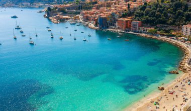 Nice ve Monako, Cote d 'Azur, Fransa ve Güney Avrupa arasındaki manzara manzarası. Fransız Rivierası 'nın güzel lüks tatil beldesi. Akdeniz 'de güzel plajları olan ünlü bir turizm merkezi.