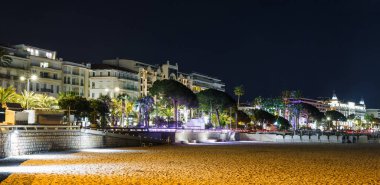 Gece görüşü Cannes, Cote d 'Azur, Fransa, Güney Avrupa. Güzel şehir ve Fransız Rivierası 'nın lüks tatil köyü. Güzel plajlı ünlü turizm merkezi ve Akdeniz kıyısında gezinti güvertesi.