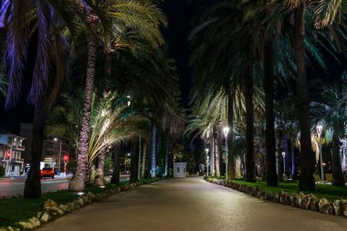 Gece görüşü Cannes, Cote d 'Azur, Fransa, Güney Avrupa. Güzel şehir ve Fransız Rivierası 'nın lüks tatil köyü. Güzel plajlı ünlü turizm merkezi ve Akdeniz kıyısında gezinti güvertesi.