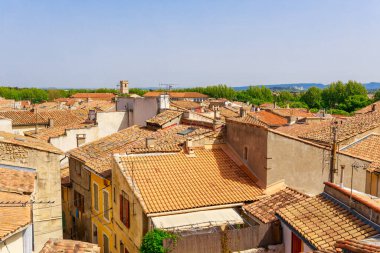 Provence ve Cote d 'Azur' daki antik kasaba Arles 'in Panoraması, Fransa, Güney Avrupa. Eski Romalı Artena ile ünlü turizm beldesi