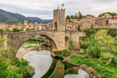 Besalu, Costa Brava, İspanya 'daki Ortaçağ köyü ve kalesinin panoramik manzarası. Besalu İspanya, Güney Avrupa 'da ünlü bir turizm merkezidir. Akdeniz yakınlarında turizm için güzel bir yer.