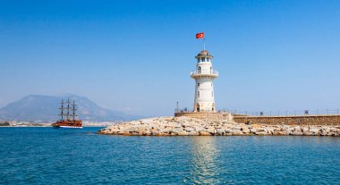 Alanya, Antalya bölgesinde, Türkiye, Asya deniz feneri. Tekne şehirden görüntüleyin. Popüler Turizm. Güneşli günde temiz su.