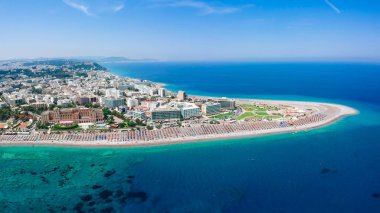 Aerial birds göz Rodos şehir adasında Elli plaj drone fotoğraf görünümü, Oniki, Yunanistan. Güzel kum, lagün ve berrak mavi su ile Panorama. Güney Avrupa'nın ünlü turistik beldesi