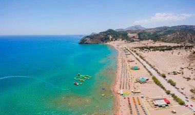 Hava kuşları göz görünümü drone fotoğraf Rodos adasında Kolympia yakınlarındaki Tsambika plaj, Oniki, Yunanistan. Kum plaj ve berrak mavi su ile güneşli panorama. Güney Avrupa'nın ünlü turistik beldesi