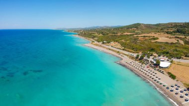 Rodos adasında havadan kuşlar göz görünümü drone fotoğraf plaj, Oniki, Yunanistan. Güzel lagün ve berrak mavi su ile Panorama. Güney Avrupa'nın ünlü turistik beldesi