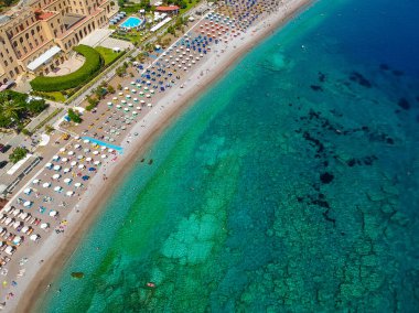 Aerial birds göz Rodos şehir adasında Elli plaj drone fotoğraf görünümü, Oniki, Yunanistan. Güzel kum, lagün ve berrak mavi su ile Panorama. Güney Avrupa'nın ünlü turistik beldesi