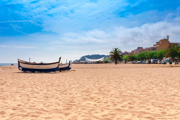 海滩在卡莱拉在加泰罗尼亚 西班牙靠近巴塞罗那 风景秀丽的老城区 沙滩和清澈的蓝水 布拉瓦海岸著名的旅游目的地 度假和度假的理想场所 — 图库照片