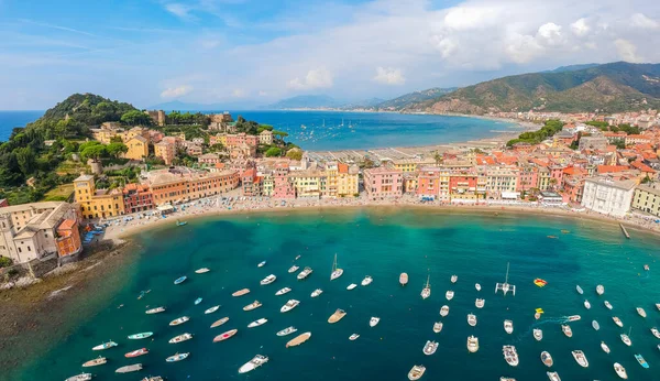 Sestri Levante, Liguria, İtalya 'da deniz manzarası. Geleneksel evleri ve berrak mavi suları olan manzaralı bir balıkçı köyü. Resimli limanı ve güzel kumsalı olan yaz tatili zengin tatil beldesi.