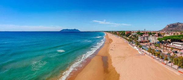 テラチーナ ラツィオ イタリアとのパノラマの海の風景 素敵な砂浜と澄んだ青い水と風光明媚なリゾートタウン村 リビエラ ウリセの有名な観光地 — ストック写真