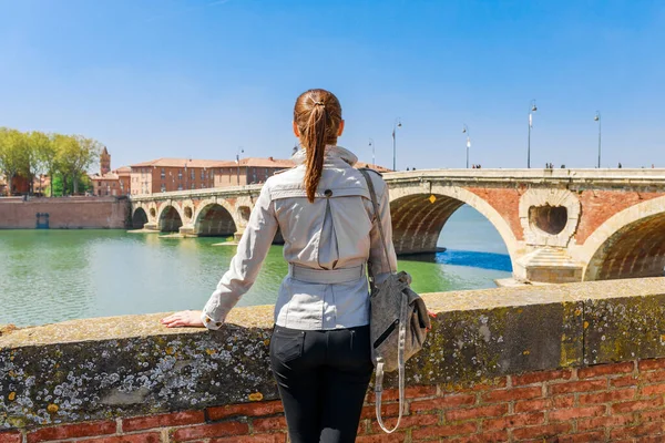 フランスの古代都市トゥールーズとガロンヌ川の観光客の女性 トゥールーズはオート ガロンヌ県とオクシタニー地方 フランス 南ヨーロッパの首都です 有名な都市と観光地 — ストック写真
