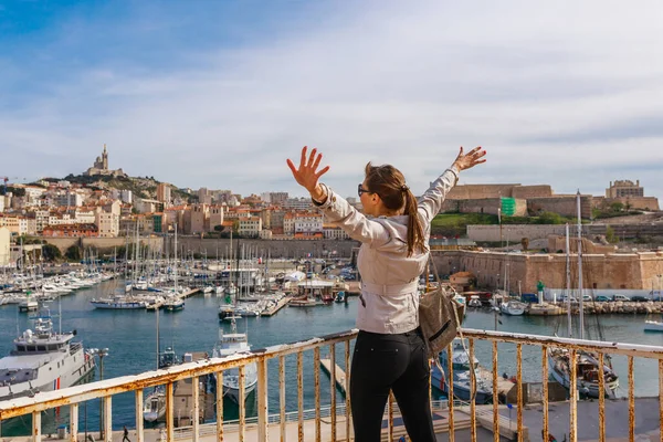 フランスの歴史的都市マルセイユと地中海沿岸の観光女性 マルセイユはフランス 南ヨーロッパで最大の港です 有名な大都市と観光地 — ストック写真