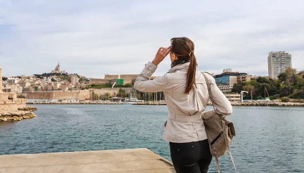 フランスの歴史的都市マルセイユと地中海沿岸の観光女性 マルセイユはフランス 南ヨーロッパで最大の港です 有名な大都市と観光地 — ストック写真