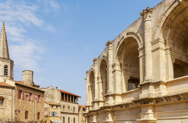 プロヴァンスとコート ダジュール フランス 南ヨーロッパの古代都市アルルのパノラマ 古いローマのアルテナと有名な観光地 — ストック写真