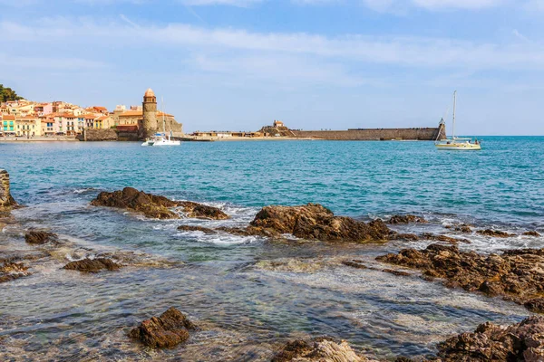 科洛里港全景 法国罗西隆市 古老的城镇 在法国里维拉的Vermillion海岸上有一座古堡 地中海上著名的旅游胜地 — 图库照片
