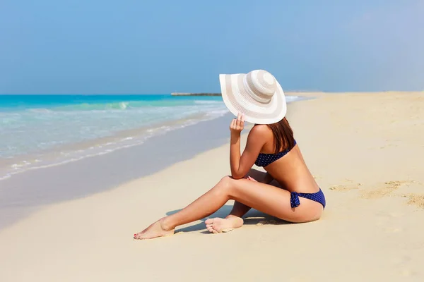 Atractiva Espalda Hermosa Mujer Irreconocible Relajante Tomando Sol Bikini Sobre — Foto de Stock