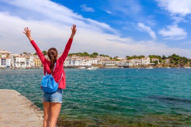 Cadaques turist kadın, Katalonya, Barselona yakınlarındaki İspanya. Güzel plaj ve koyda berrak mavi su ile Doğal eski şehir. Salvador Dali dönüm noktası ile Costa Brava ünlü tatil beldesi