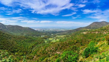 Pireneler'de, Cadaques yakınlarında, Katalonya, Barselona yakınlarındaki İspanya'da, Salvador Dali ile Costa Brava'nın ünlü turistik yerlerinden manzara