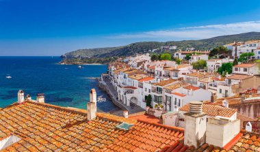Barselona yakınlarındaki Cadaques, Katalonya, İspanya'da üst görünüm. Güzel plaj ve koyda berrak mavi su ile Doğal eski şehir. Salvador Dali dönüm noktası ile Costa Brava ünlü turistik yer
