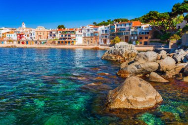Calella de Palafrugell ile deniz manzara, Katalonya, Barselona yakın İspanya. Güzel kum plaj ve güzel koyda berrak mavi su ile Doğal balıkçı köyü. Costa Brava ünlü turistik yer