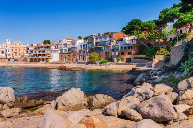 Calella de Palafrugell ile deniz manzara, Katalonya, Barselona yakın İspanya. Güzel kum plaj ve güzel koyda berrak mavi su ile Doğal balıkçı köyü. Costa Brava ünlü turistik yer