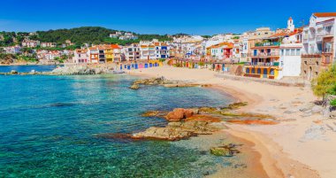 Calella de Palafrugell ile deniz manzara, Katalonya, Barselona yakın İspanya. Güzel kum plaj ve güzel koyda berrak mavi su ile Doğal balıkçı köyü. Costa Brava ünlü turistik yer