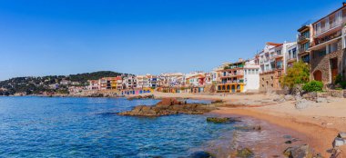 Calella de Palafrugell ile deniz manzara, Katalonya, Barselona yakın İspanya. Güzel kum plaj ve güzel koyda berrak mavi su ile Doğal balıkçı köyü. Costa Brava ünlü turistik yer