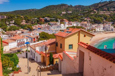 Calella de Palafrugell yakınlarındaki Deniz manzara Llafranc, Katalonya, Barselona, İspanya. Güzel kum plaj ve koyda berrak mavi su ile Doğal eski şehir. Costa Brava ünlü turistik yer