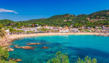 Calella de Palafrugell yakınlarındaki Deniz manzara Llafranc, Katalonya, Barselona, İspanya. Güzel kum plaj ve koyda berrak mavi su ile Doğal eski şehir. Costa Brava ünlü turistik yer