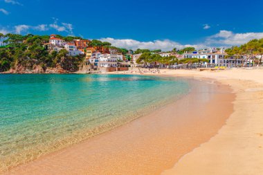Calella de Palafrugell yakınlarındaki Deniz manzara Llafranc, Katalonya, Barselona, İspanya. Güzel kum plaj ve koyda berrak mavi su ile Doğal eski şehir. Costa Brava ünlü turistik yer