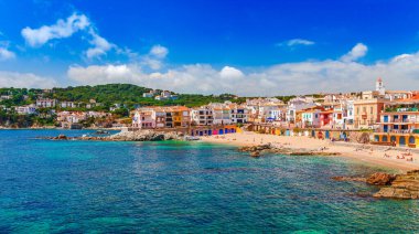 Calella de Palafrugell ile deniz manzara, Katalonya, Barselona yakın İspanya. Güzel kum plaj ve güzel koyda berrak mavi su ile Doğal balıkçı köyü. Costa Brava ünlü turistik yer