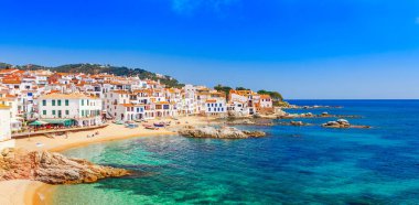 Calella de Palafrugell ile deniz manzara, Katalonya, Barselona yakın İspanya. Güzel kum plaj ve güzel koyda berrak mavi su ile Doğal balıkçı köyü. Costa Brava ünlü turistik yer