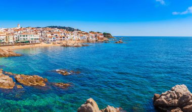 Calella de Palafrugell ile deniz manzara, Katalonya, Barselona yakın İspanya. Güzel kum plaj ve güzel koyda berrak mavi su ile Doğal balıkçı köyü. Costa Brava ünlü turistik yer