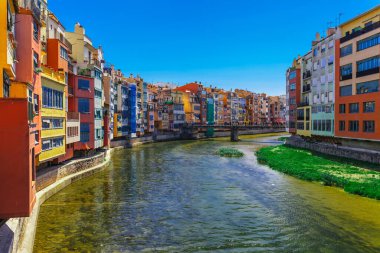 Renkli kırmızı, turuncu ve sarı evler ve Girona, Katalonya, İspanya Onyar nehri ile köprü. Doğal antik kent. Tatil ve tatil için mükemmel bir yer ünlü turistik tatil beldesi