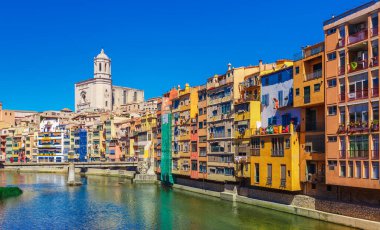 Renkli kırmızı, turuncu ve sarı evler ve Girona, Katalonya, İspanya Onyar nehri ile köprü. Doğal antik kent. Tatil ve tatil için mükemmel bir yer ünlü turistik tatil beldesi