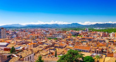 Girona, Katalonya, İspanya'da üst hava görünümü. Doğal ve renkli antik kent. Ünlü turistik tatil beldesi, tatil ve tatil için mükemmel bir yer.